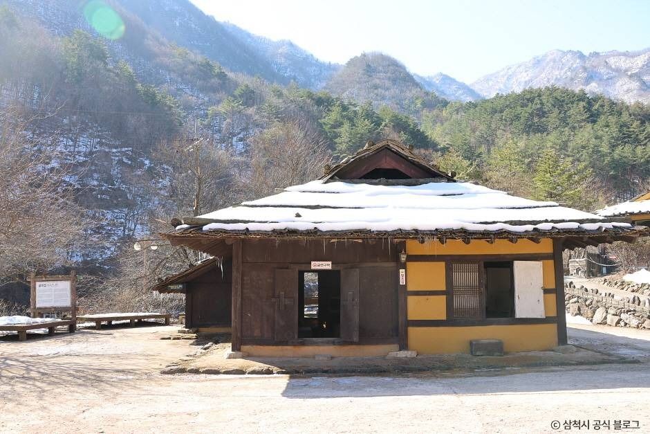 삼척 신리 너와집과 민속유물