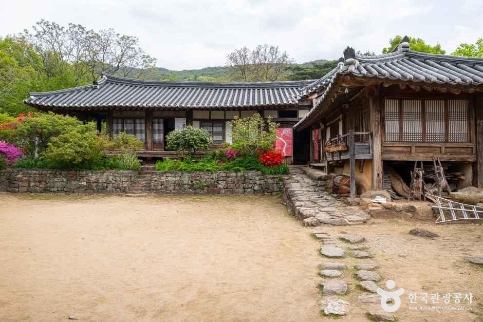 Gurye Unjoru Historic House