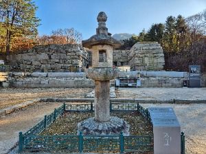 충주 미륵대원지 석등