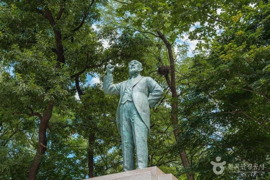 남강이승훈선생동상