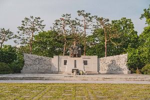 성재 이시영선생 동상