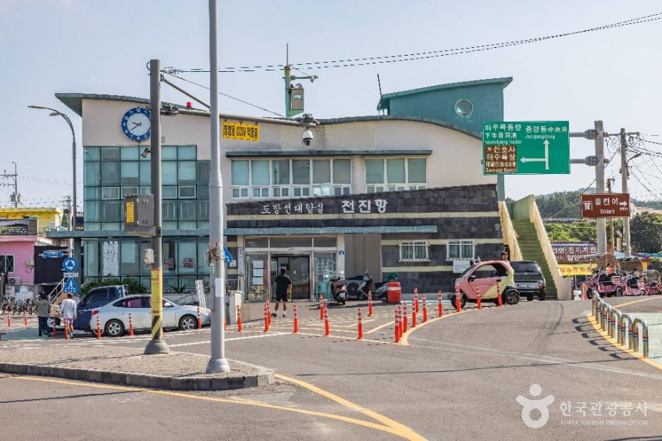 제주 우도 천진항 대합실