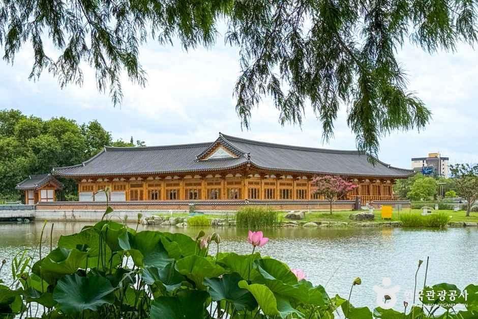 Yeonhwajeong Library
