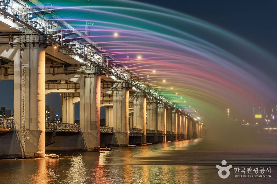 Banpo Bridge Rainbow Fountain